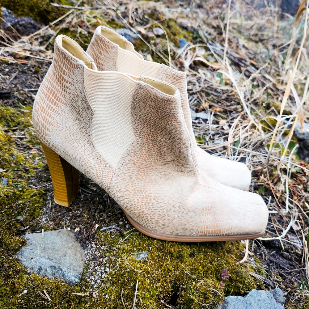 Newport News Ankle Booties 7B Beige Faux Snakeskin Block Heel Chelsea- Neutral